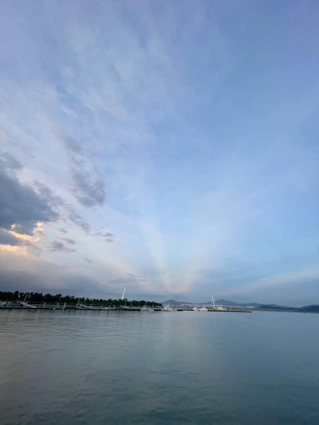 湖面上方低垂的雨云和雨幕