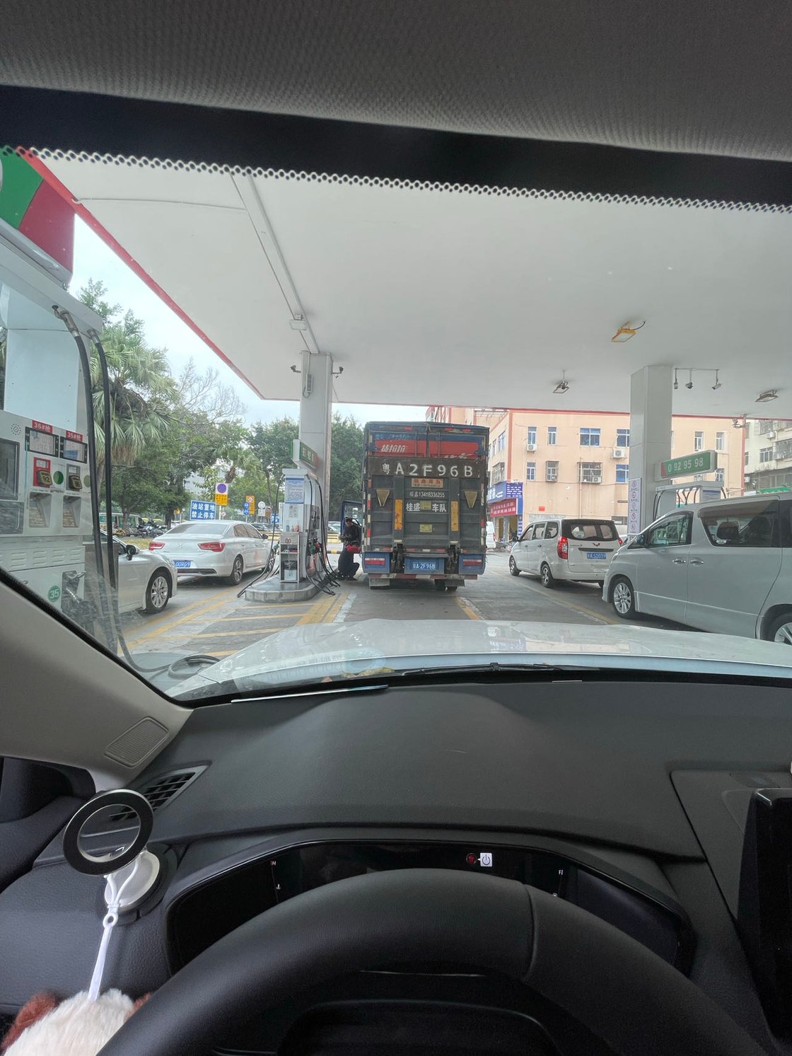 从车内看到的加油站和前方道路