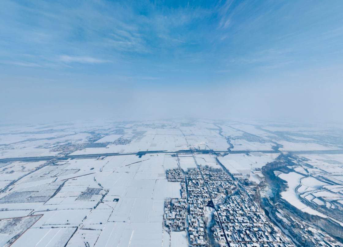 无人机俯拍白雪覆盖的乡村全景
