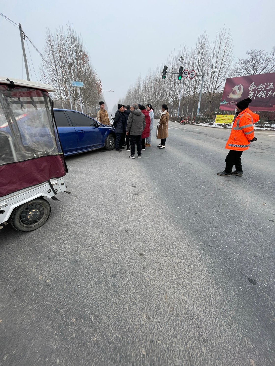冬日村路上的行人和三轮车