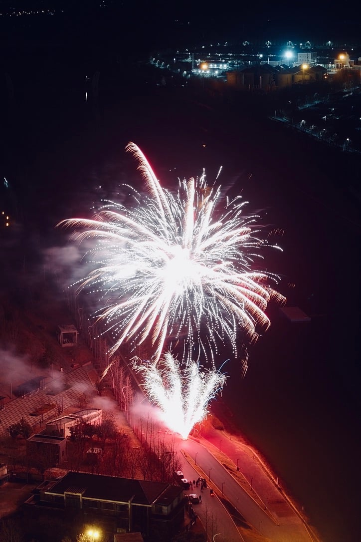 夜空中绽放的烟花