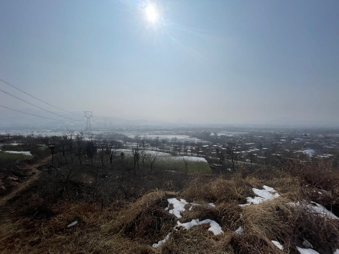 山坡上俯瞰有残雪的村庄