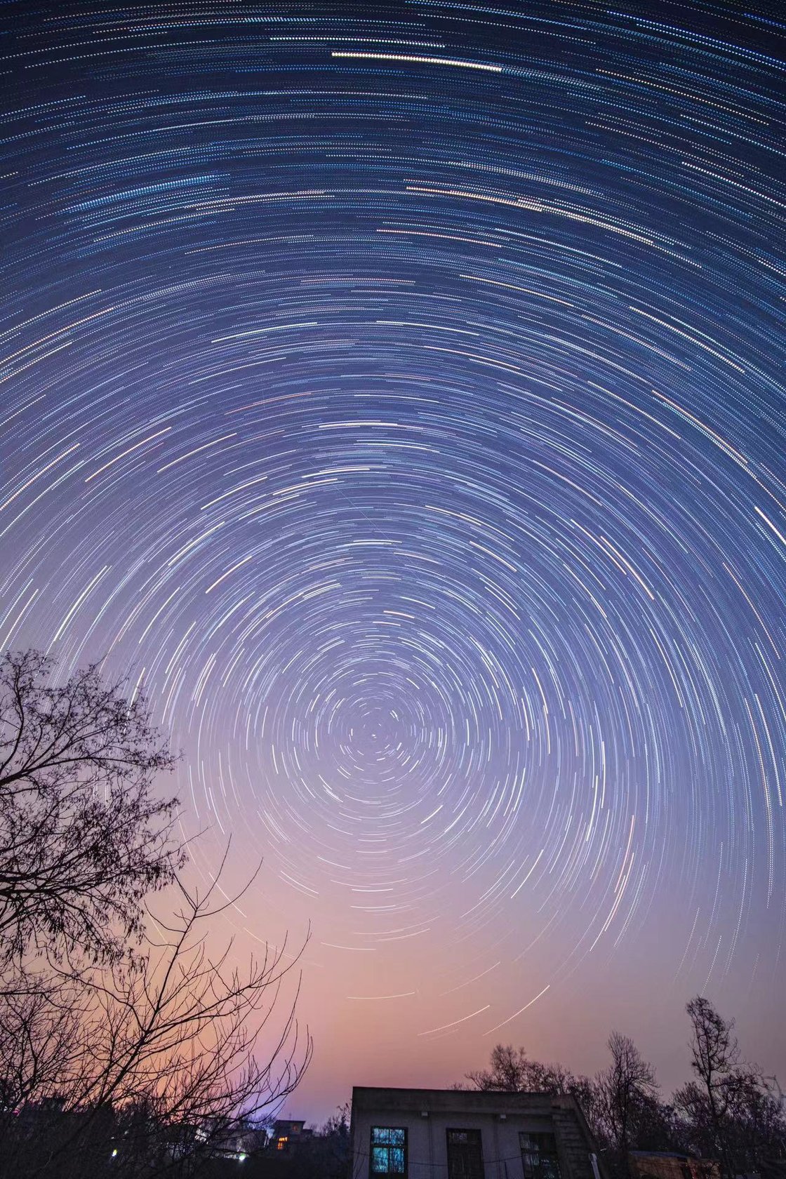 冬夜天空中的同心圆星轨