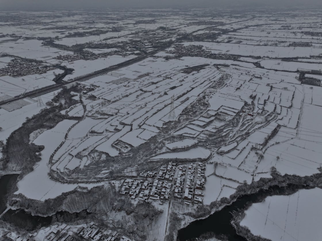 无人机俯拍白雪覆盖的村庄
