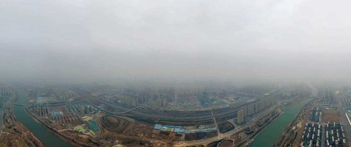 雾霾笼罩下的城市航拍全景