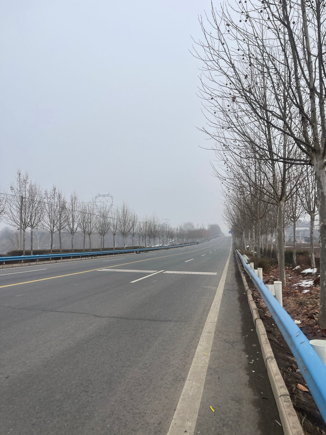 积雪尚未融化的空旷国道