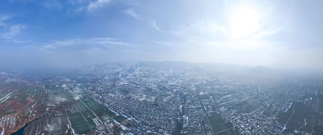 无人机拍摄的乡村与田野全景